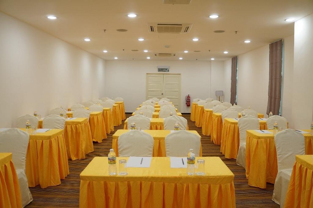Midcity Hotel Melaka Exterior photo