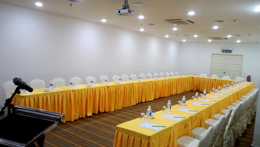 Midcity Hotel Melaka Exterior photo